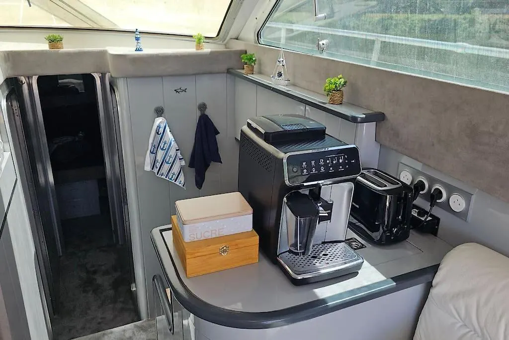 Botel Nuits Insolites Sur Un Bateau 12M En Pleine Nature Bully